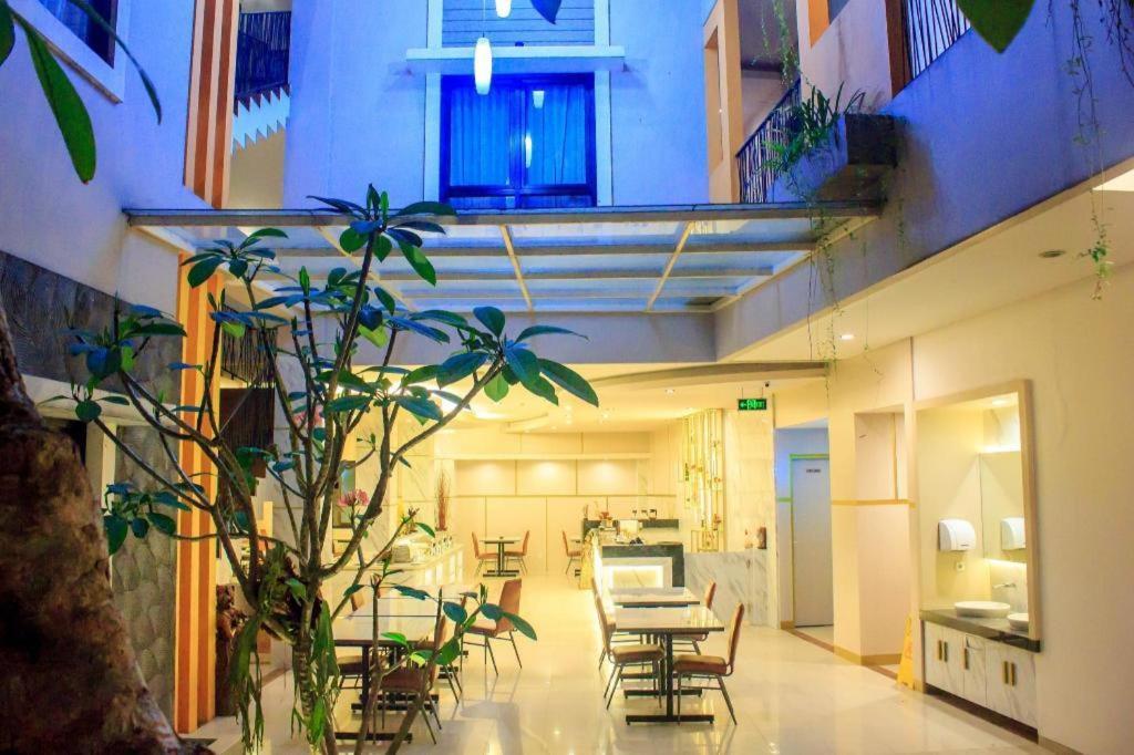 Grand Malioboro Yogyakarta Hotel Buitenkant foto