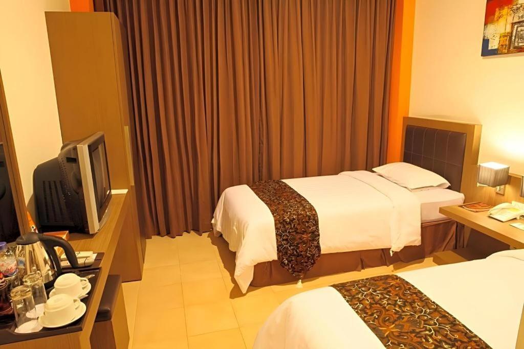 Grand Malioboro Yogyakarta Hotel Buitenkant foto
