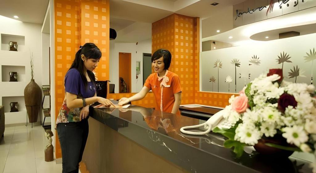 Grand Malioboro Yogyakarta Hotel Buitenkant foto