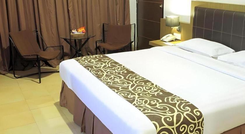 Grand Malioboro Yogyakarta Hotel Buitenkant foto